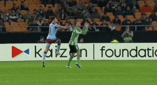 在线娱乐-赔了儿子又折兵 范佩西目睹儿子重伤被担架抬下场